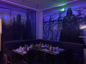 Strefa urodzinowa z motywem Star Wars – idealna przestrzeń na imprezy urodzinowe dla dzieci w parku rozrywki LaserShot Nowy Sącz Sala imprezowa w klimacie Star Wars – poczęstunek podczas imprezy firmowej