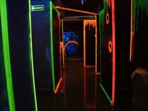 Neonowa arena do laser tag – część sali zabaw LaserShot w Nowym Sączu, idealna na urodziny dzieci, wycieczki szkolne i zimowe atrakcje pod dachem