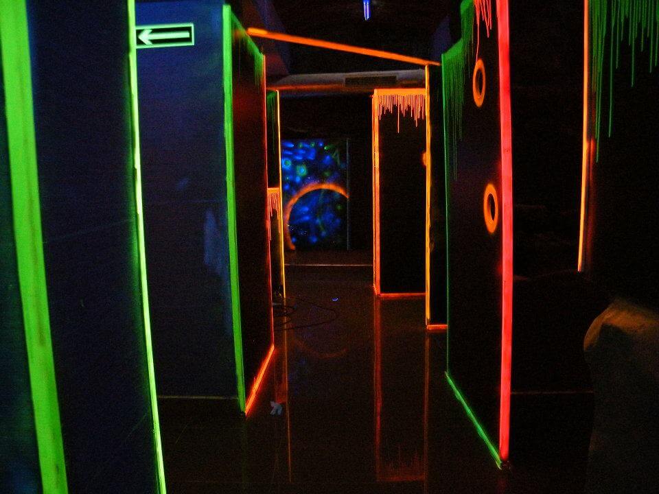 Neonowa arena do laser tag – część sali zabaw LaserShot w Nowym Sączu, idealna na urodziny dzieci, wycieczki szkolne i zimowe atrakcje pod dachem