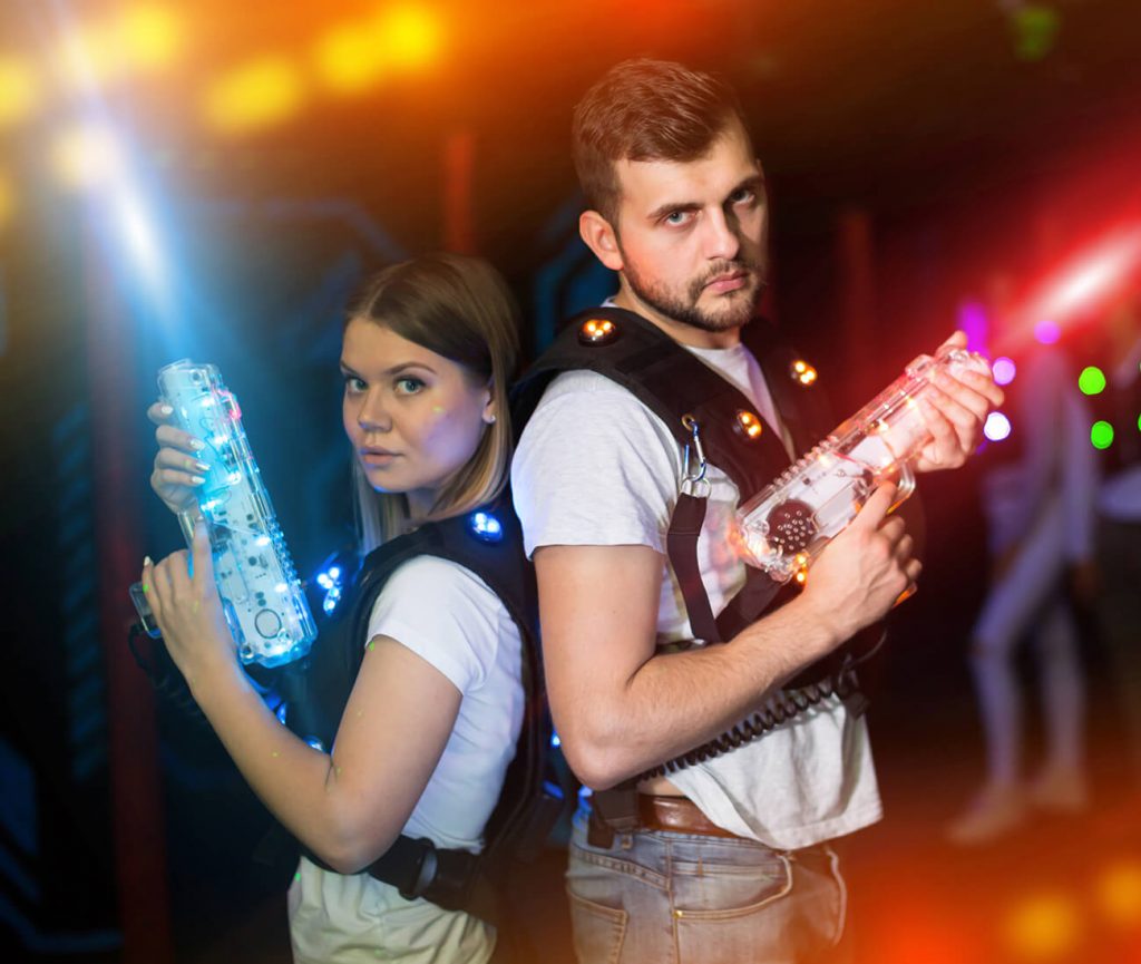 Młodzi gracze gotowi do gry w LaserShot w Nowym Sączu