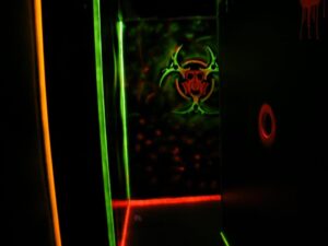 Fluorescencyjny korytarz w labiryncie LaserShot – scenografia imprez firmowych. Wieczory panieńskie Nowy Sącz