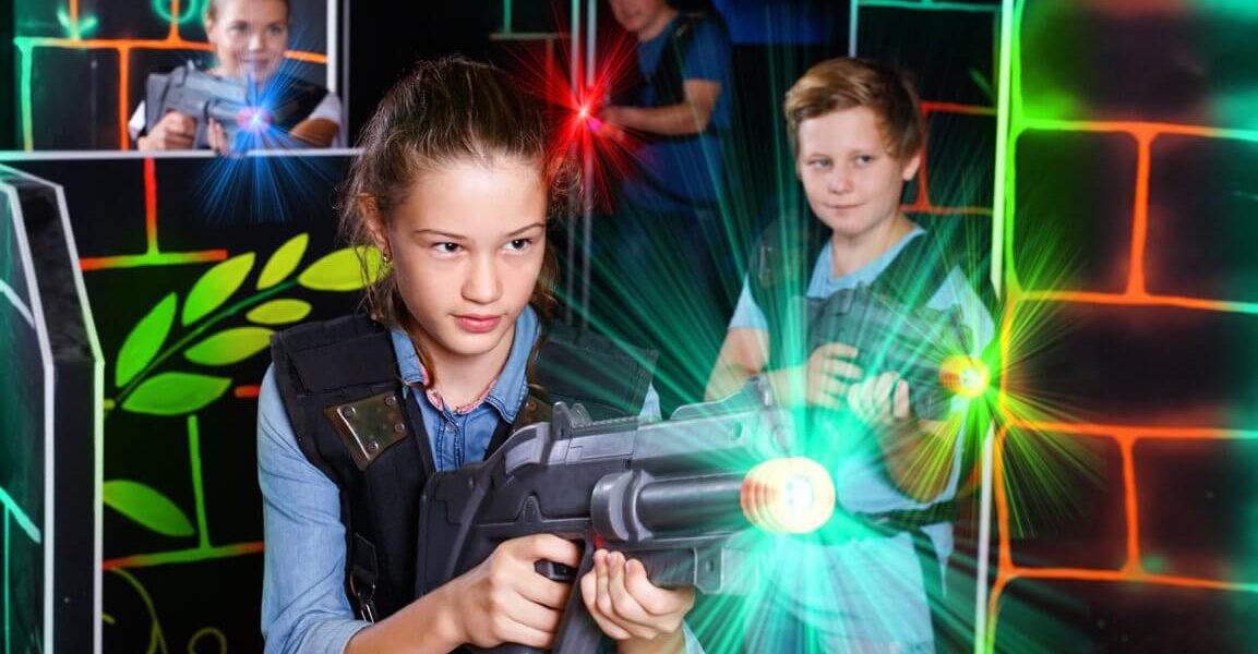 Dziewczynka i chłopiec podczas rozgrywki laser tag w LaserShot – atrakcja na urodziny dla dzieci, elektroniczny paintball, rozrywka pod dachem w Nowym Sączu