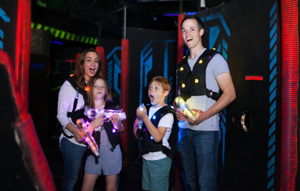 Rodzinna rozgrywka laserowa – bezpieczna atrakcja w Nowym Sączu dla dzieci i dorosłych Plac Zabaw Nowy Sącz