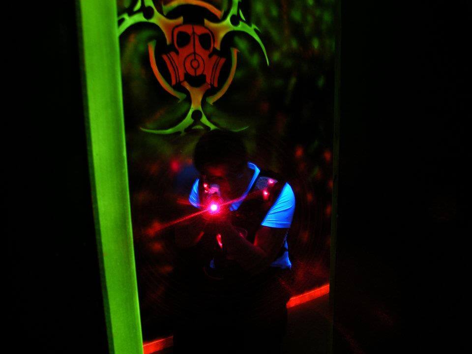 Gracz ukrywający się w labiryncie podczas gry w laserowy paintball – atrakcja w Nowym Sączu Gracz w trakcie dynamicznej rozgrywki podczas imprezy firmowej LaserShot