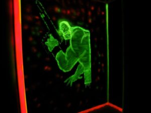 Fluorescencyjny mural z postacią na arenie LaserShot Nowy Sącz